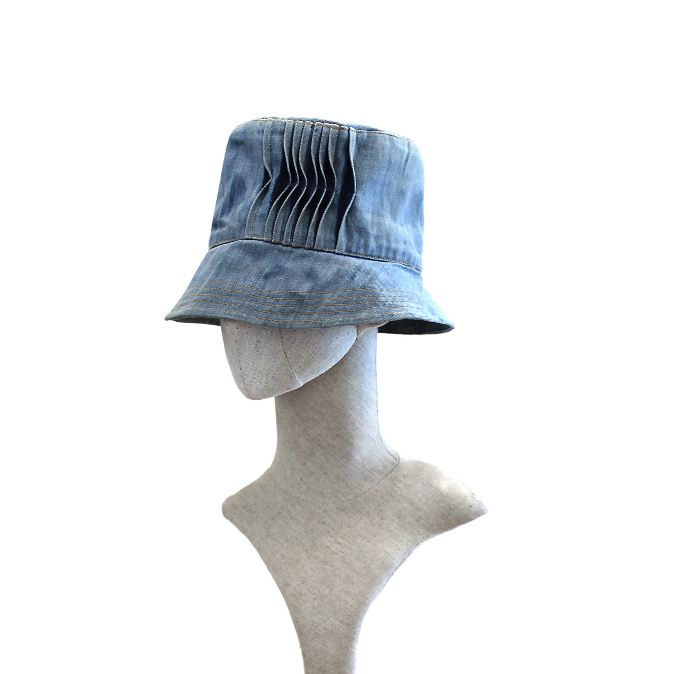 Bucket hat with pleats